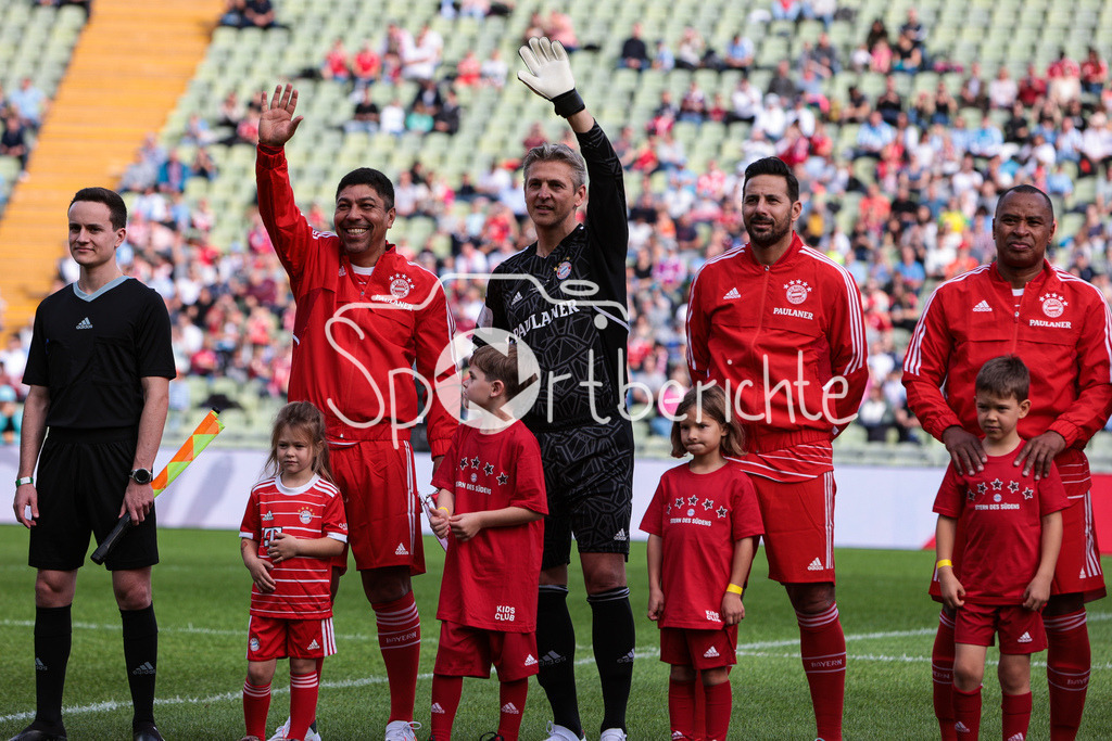 FC Bayern Muenchen - TSV 1860 Muenchen | v. l. Giovanne Elber, Hans-Joerg Butt, Claudio Pizarro und Paulo Sergio
