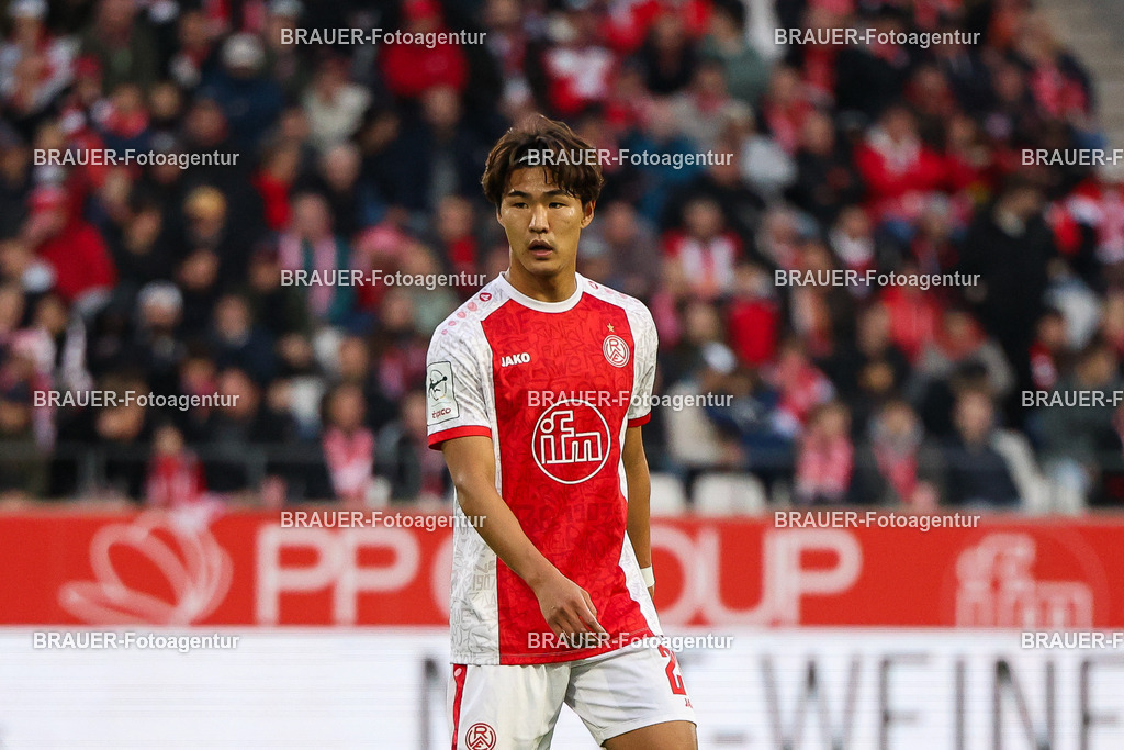 Rot-Weiss Essen - 1.Fc Schweinfurt | Essen, Deutschland, 02.11.2025 Kaito Mizuta  (Rot-Weiss Essen) schaut während des 3.Liga Spiels zwischen  Rot-Weiss Essen und 1.Fc Schweinfurt am 02.11.2025 im Stadion an der Hafenstraße in Essen. (Foto von Timo Bluhmki-Schmidt/Brauer Fotoagentur