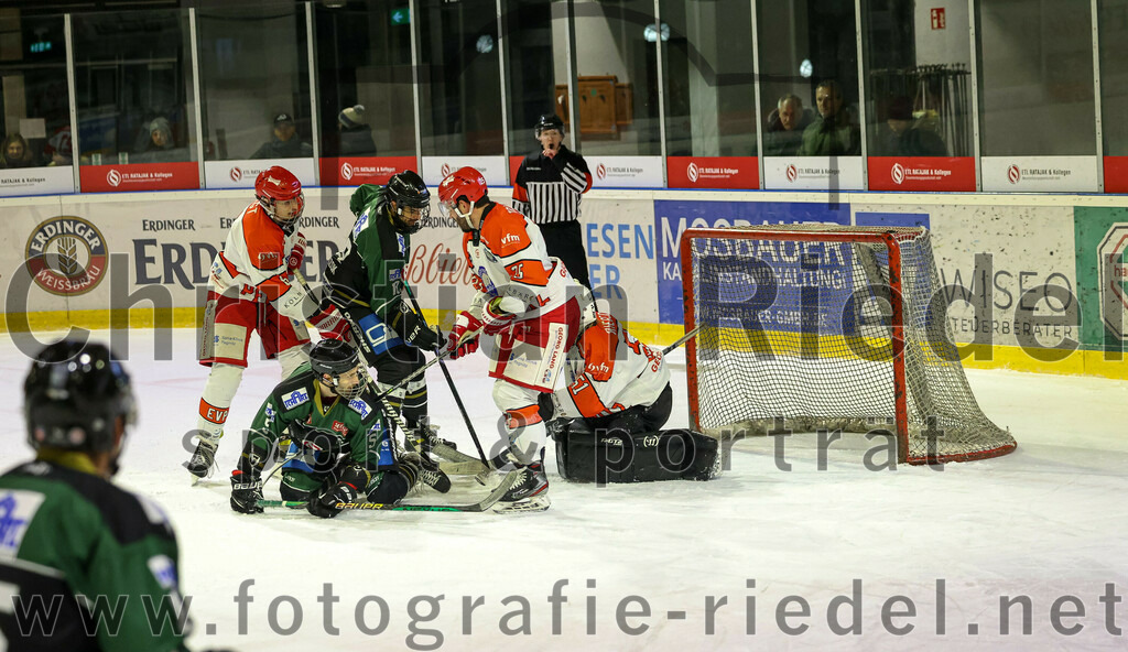 2022-12-02_119_TSV_Erding_gegen_EV_Pegnitz | Erding, Deutschland, 02.12.2022:
Eishockey, Bayernliga 2022 / 2023, 17. Spieltag, TSV Erding gegen EV Pegnitz, Endergebnis: 9:3

Jonas Voigt (EV Pegnitz, #6), Florian Zimmermann (Erding Gladiators, #5), Daniel Krzizok (Erding Gladiators, #18), Leopold Trautmann (EV Pegnitz, #25), Torwart Filip Rieger (EV Pegnitz, #51)

Foto: Christian Riedel / fotografie-riedel.net