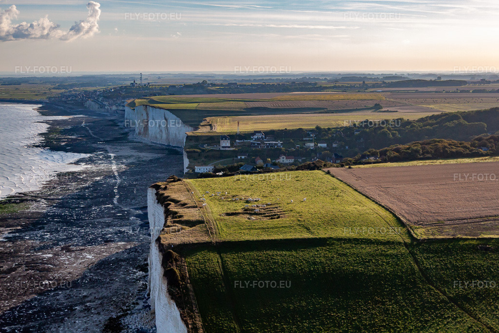 Vue aérienne: Falaises à Ault dans le département Somme, France. Photo: IMG_70818.jpg prise le 24/08/2014 par Werner Riehm/FLY-FOTO.eu – Résolution de l'original: 4752 x 3168 px
