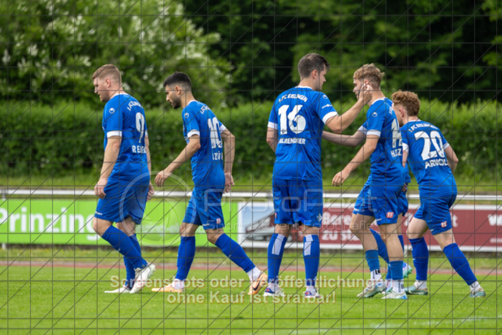 20250601_152207_0135 | #,1.FC Eislingen (blau) vs. AC Catania Kirchheim (weiß), Fußball, Bezirksliga - Bezirk Neckar/Fils, 29. Spieltag, Saison 2024/2025, Rasenplatz, Eichbachstation, Haldenstraße, 73054 Eislingen, 01.06.2025 - 15:00 Uhr,Foto: PhotoPeet-Sportfotografie/Peter Harich
