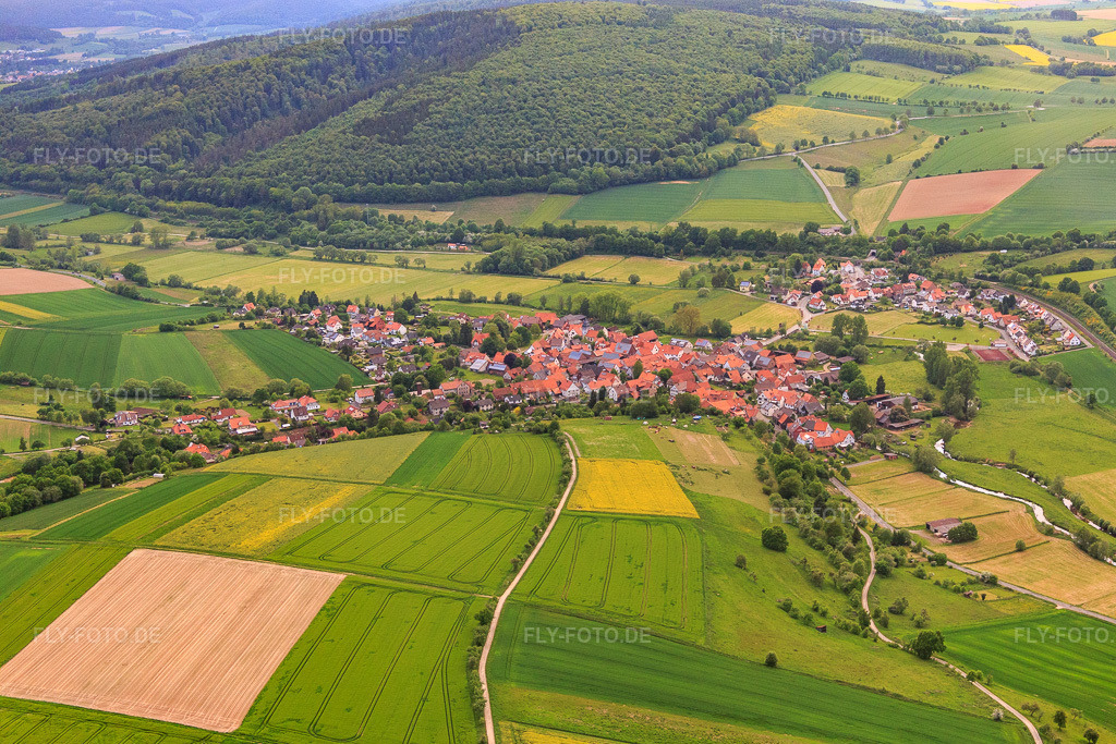 Luftbild: Dorfansicht aus Süden im Ortsteil Vernawahlshausen in Wesertal im Bundesland Hessen in Deutschland. Foto: IMG_079542.jpg vom 24.05.2015 durch Werner Riehm/FLY-FOTO.de