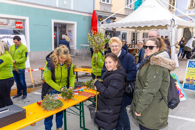 Palmbuschenbinden am Wochenmarkt mit der DG St. Martin | Bildershop von pixelworld.at - Realisiert mit Pictrs.com