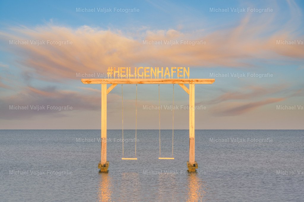 Schaukel im Meer in Heiligenhafen | In Heiligenhafen steht eine Schaukel im Meer. Die Schaukel ist an einem Holzpfahl befestigt, der aus dem Wasser ragt, und man kann sich darauf setzen und über die Wellen schwingen. Es ist ein unglaubliches Gefühl, die frische Brise im Gesicht zu spüren und den Blick auf den Horizont zu genießen. - Realisiert mit Pictrs.com