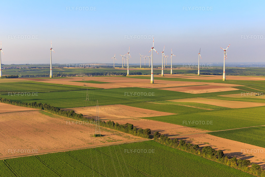 Luftbild: Hochspannungsleitung zum Windpark nördlich von Bechtheim im Ortsteil Heßloch in Dittelsheim-Heßloch im Bundesland Rheinland-Pfalz in Deutschland. Foto: IMG_103147.jpg vom 29.08.2017 durch Werner Riehm/FLY-FOTO.de