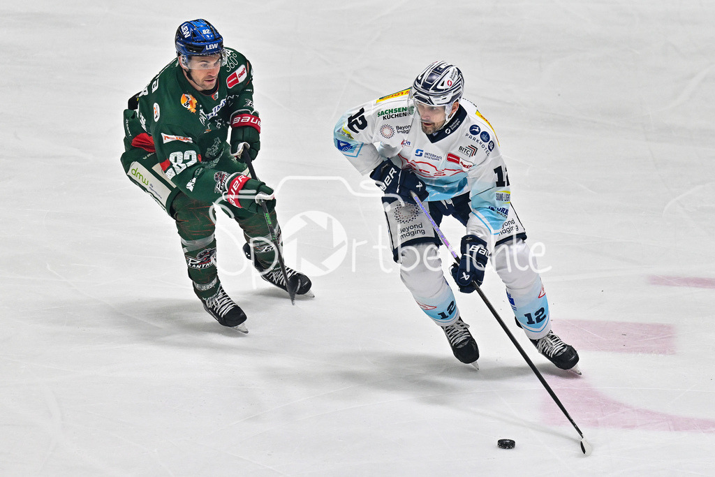 Augsburger Panther - Dresdner Eislöwen | AUGSBURG, GERMANY - 04. DECEMBER: im Duell Alexandre GRENIER (Augsburger Panther 82) und Andrew YOGAN (Eislöwen Dresden 12) während dem Match zwischen den Augsburger Panthern und den Dresdner Eislöwen am 25 Spieltag der PENNY DEL im Curt Frenzel Stadion