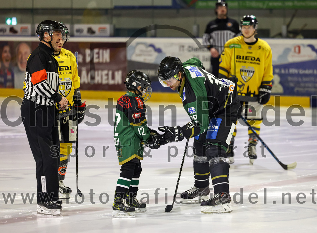 2023-02-10_013_TSV_Erding_gegen_ERSC_Amberg | Erding, Deutschland, 10.02.2023:
Eishockey, Bayernliga Meisterrunde Gruppe B 2022 / 2023, 3. Spieltag, TSV Erding gegen ERSC Amberg, Endergebnis: 6:3

Brett Mennear (ERSC Amberg, #22), Thomas Plihal (Erding Gladiators, #39)

Foto: Christian Riedel / fotografie-riedel.net