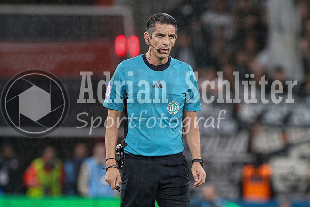 Bayer 04 Leverkusen vs Eintracht Frankfurt - Bundesliga  | Leverkusen, Deutschland, 12.09.25:   Schiedsrichter Deniz Aytekin schaut waehrend des Spiels der Bundesliga zwischen  Bayer 04 Leverkusen vs Eintracht Frankfurt in der BayArena(Foto von Brauer-Fotoagentur / Adrian Schlueter)