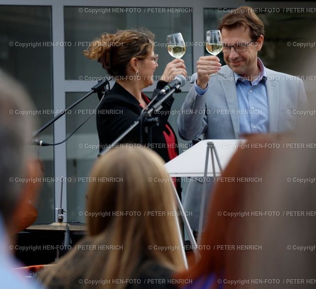20230831_11A0061-weinfest-darmstadt-HEN-FOTO | 31.08.2023 Eröffnung Darmstädter Weinfest v. li. Stefanie Kippenhan (Gebietsweinkönigin der Hessischen Bergstraße) und Oberbürgermeister Hanno Benz (Foto: Peter Henrich) - Realisiert mit Pictrs.com