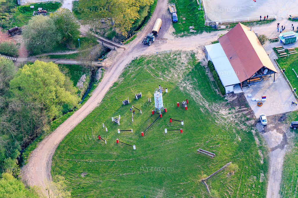Vue aérienne: Tournoi équestre au Haras De La Née à Mothern dans le département Bas Rhin, France – .Photo: IMG_078009.jpg prise le 24/04/2015 par Werner Riehm/FLY-FOTO.eu – Résolution de l'original: 5472 x 3648 px – Haras de la Nee équitation chevaux concours
