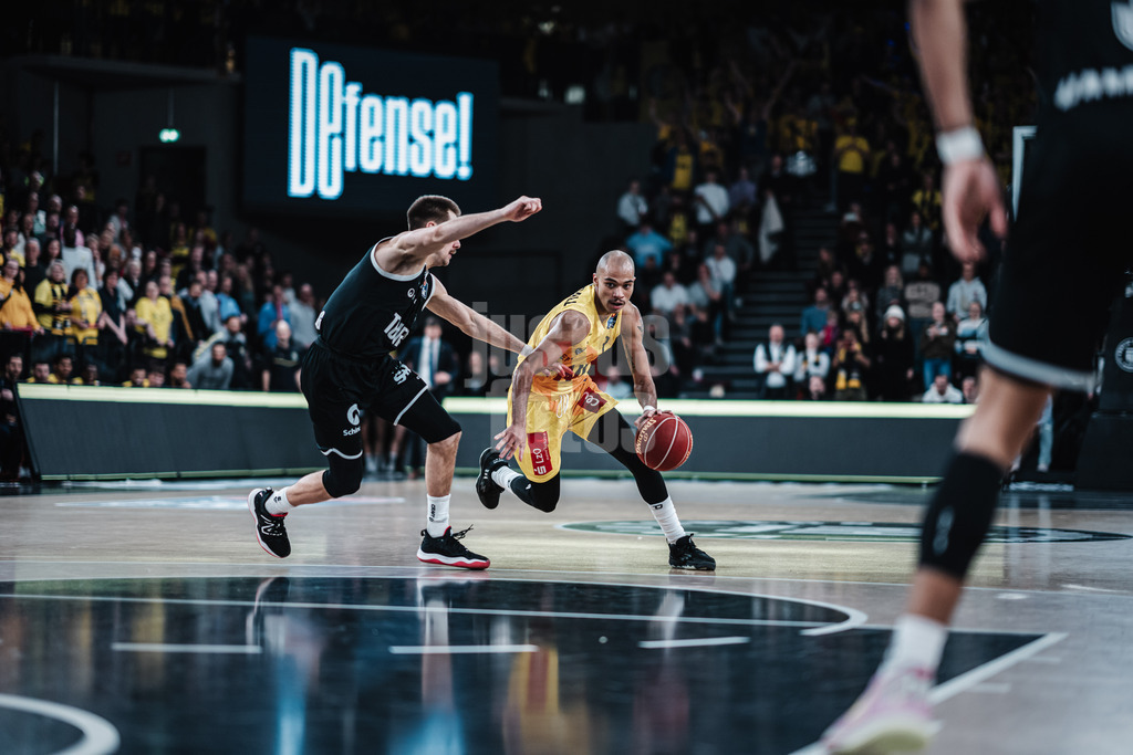 Basketball | Männer | Saison 2023/2024 | easyCredit Basketball Bundesliga | Veolia Towers Hamburg vs. EWE Baskets Oldenburg | 20.01.2024 | Geno Crandall (#9, EWE Baskets Oldenburg) zieht vorbei an Nico Brauner (#5, Veolia Towers Hamburg)