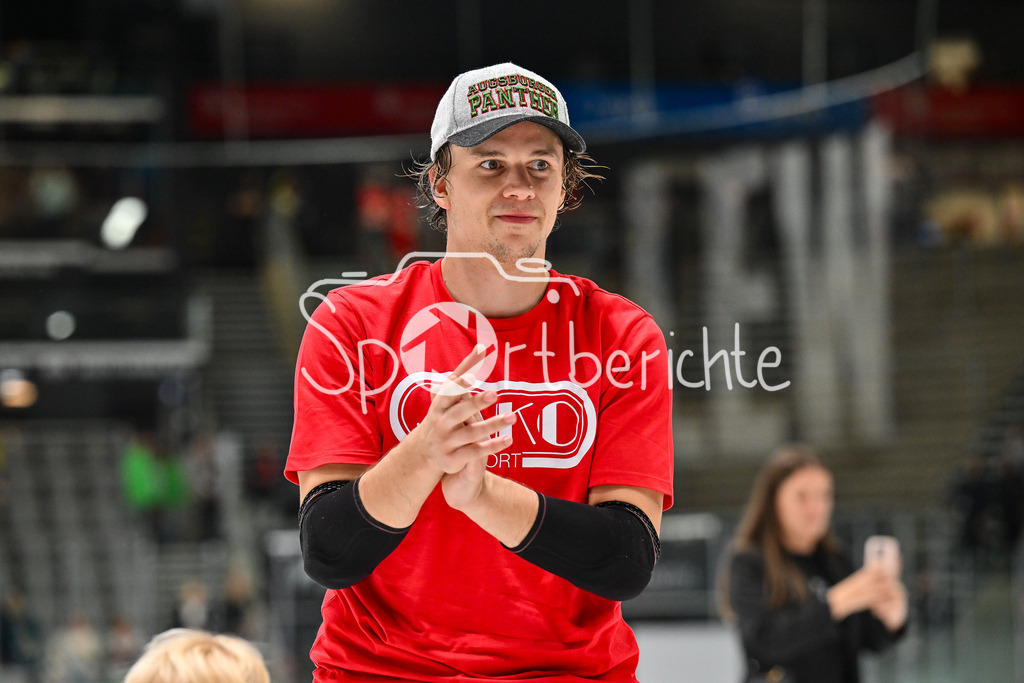 Augsburger Panther - Iserlohn Roosters | Die Augsburger Panther feiern zusammen mit ihren Fans den Heimsieg gegen Iserlohn / Penny DEL: Augsburger Panther - Iserlohn Roosters; Curt Frenzel Stadion am 21.09.2025 / im Bild Tim WOHLGEMUTH (Augsburger Panther 33)