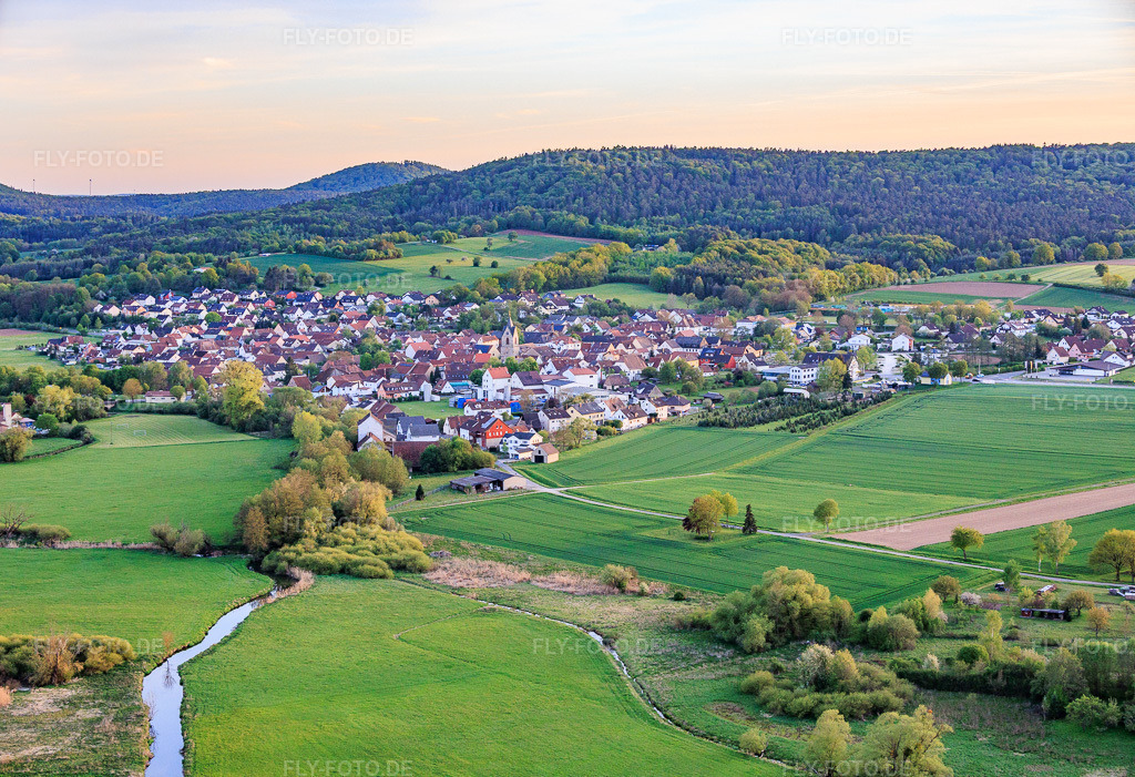 Luftbild: Ortsansicht aus Nordosten in Reckendorf im Bundesland Bayern in Deutschland. – Foto: IMG_155971.jpg vom 02.05.2026 durch Werner Riehm/FLY-FOTO.de – Auflösung des Originals: 5841 x 4000 px