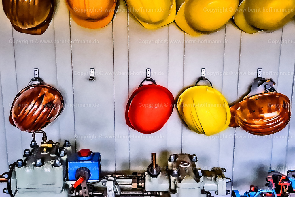 PDM2_7302ct_Helme_120x80 | DIGITALKUNST. Angehängt. __ Farbige Schutzhelme in einem Kraftwerk. - Realisiert mit Pictrs.com