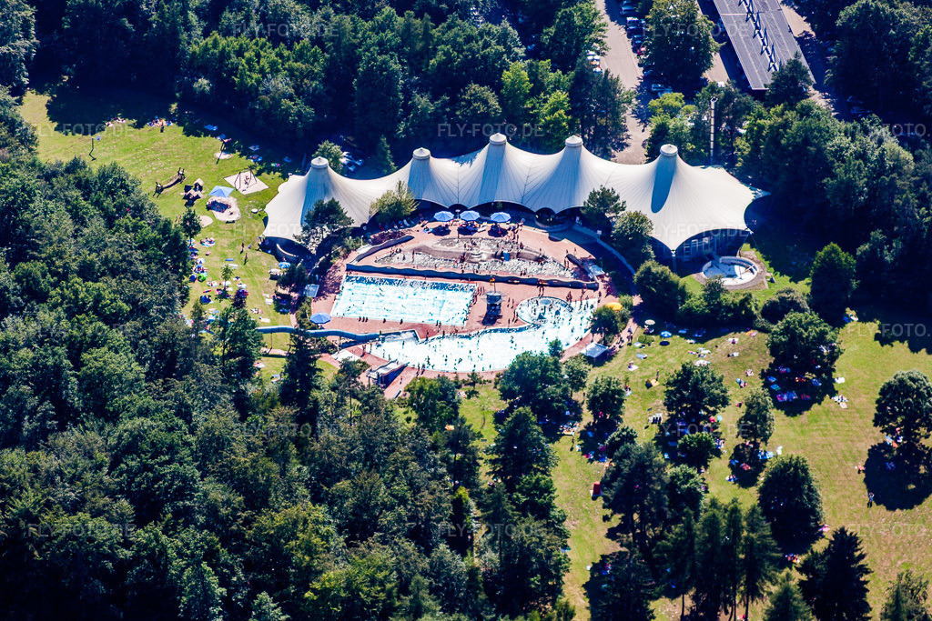 Luftbild: Schwimmbecken des Freibades Waldbad Schöllbronn der Stadtwerke Ettlingen im Ortsteil Schöllbronn in Ettlingen im Bundesland Baden-Württemberg in Deutschland. Foto: IMG_42328.jpg vom 27.06.2011 durch Werner Riehm/FLY-FOTO.de