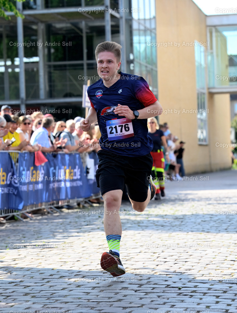 20250613_9229 | Platz 2 männlich RADESTOCK Nils Kalle  / TSB Flensburg von 1865 e.V. Triathlonabteilung / 5km Holsten-Galerie-Lauf / Holstenköstenlauf 2025 / Kleinflecken / 24534 Neumünster / 13.06.25 - Realisiert mit Pictrs.com