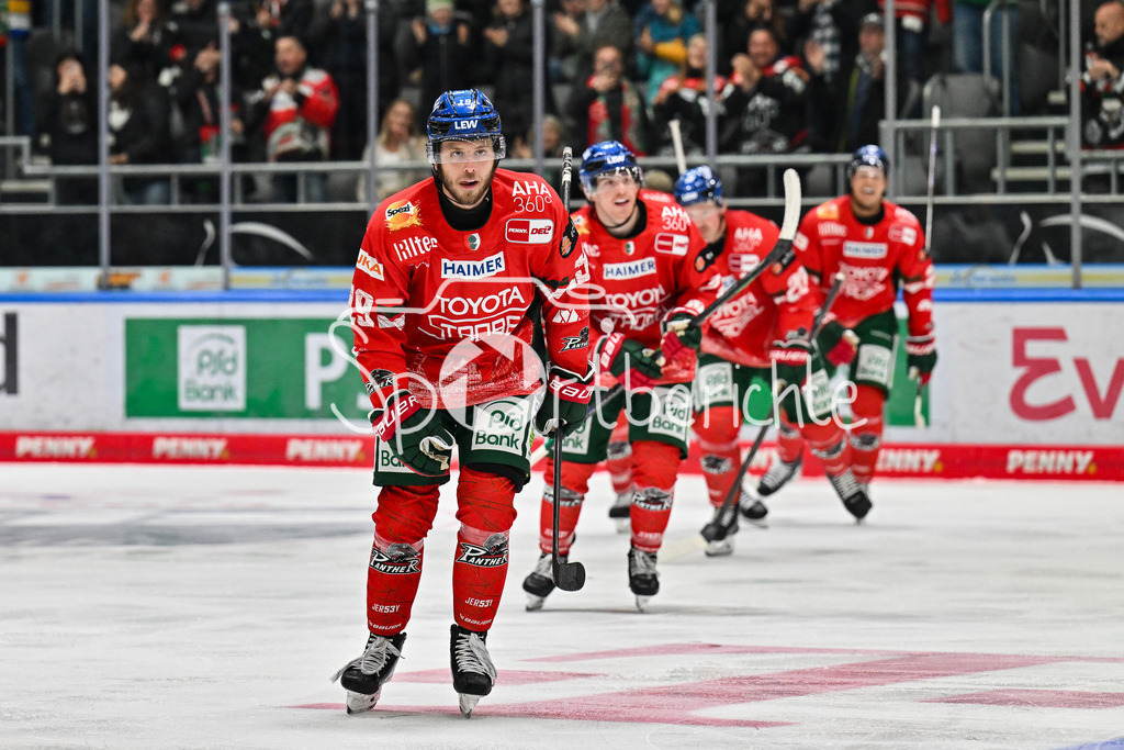Augsburger Panther - Kölner Haie | Jubel der Panther nach dem Treffer zum 2-1 durch Riley DAMIANI (Augsburger Panther #19) / Tor / Torschuetze / Freude / Happy / DEL: Augsburger Panther - Kölner Haie; Curt Frenzel Stadion am 26.09.2025