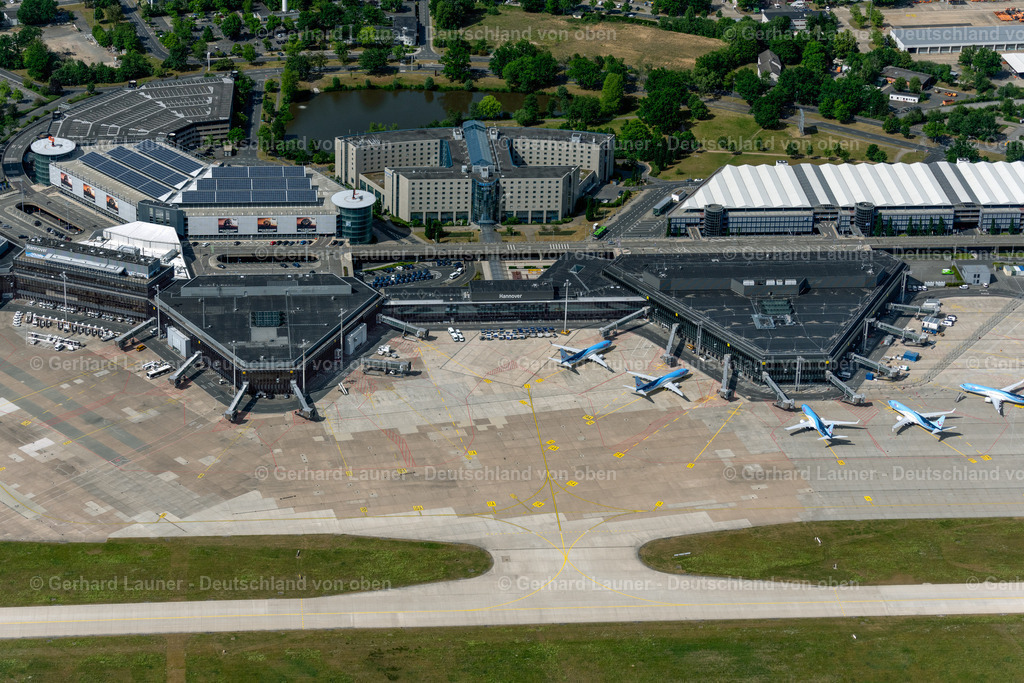4030851 | LANGENHAGEN 02.06.2020 Abfertigungs- Gebäude und Terminals auf dem Gelände des Flughafen " Flughafen Hannover-Langenhagen GmbH " in Langenhagen im Bundesland Niedersachsen, Deutschland. Weiterführende Informationen bei: Flughafen Hannover-Langenhagen GmbH. // Dispatch building and terminals on the premises of the airport " Flughafen Hannover-Langenhagen GmbH " in Langenhagen in the state Lower Saxony, Germany. Further information at: Flughafen Hannover-Langenhagen GmbH. Foto: Gerhard Launer
