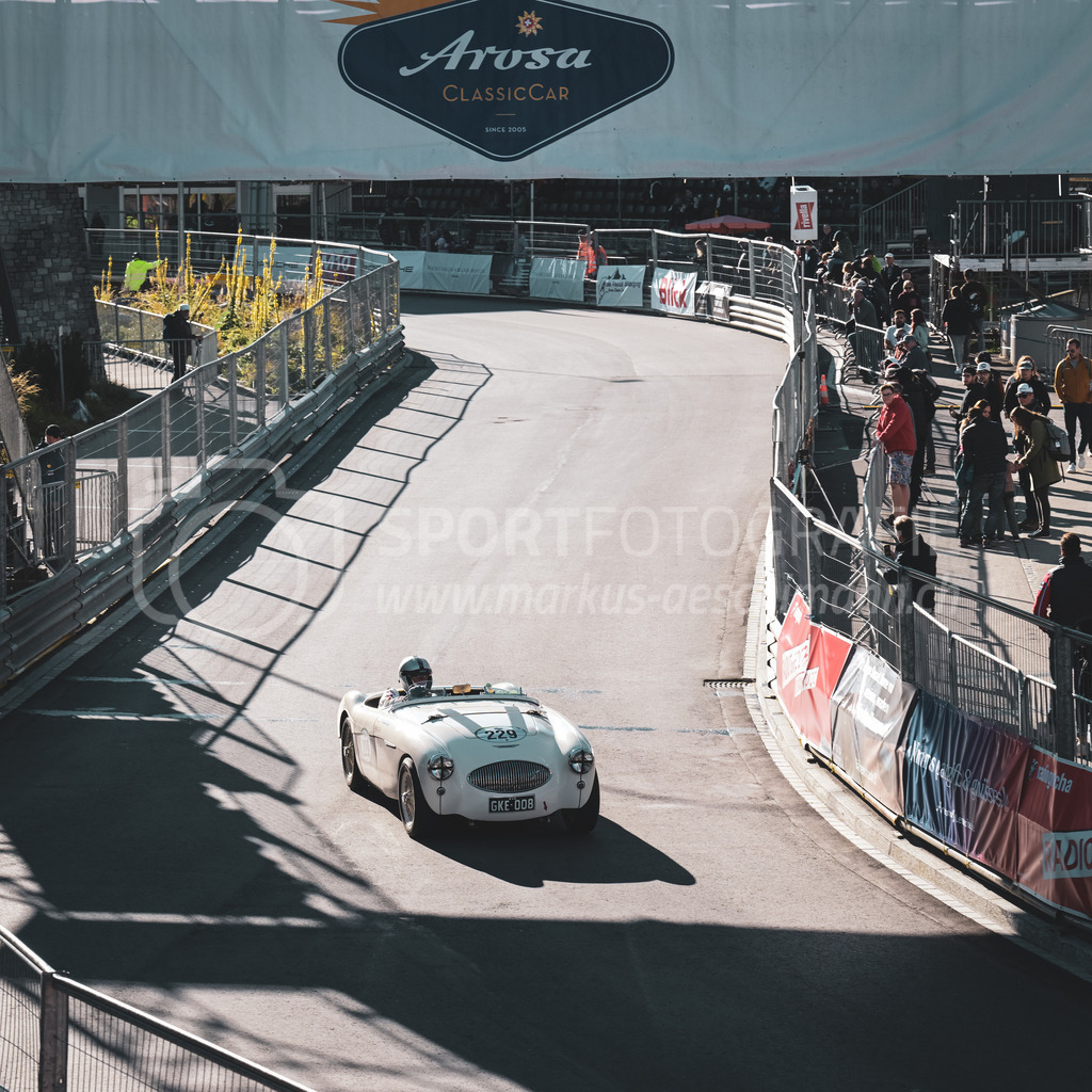 21. Arosa ClassicCar 2025 - 6. =September= 2025 | Vic Jacob aus S-chanf (SUI) in einem Austin Healey 100S aus dem Jahre 1955 mit Startnummer 229 am Arosa ClassicCar 2025 in der Kategorie Classic Trophy..@arosaclassiccar, @arosa.official, #arosaclassiccar, #arosa, #76curves, #classiccarBild: Sportfotografie Markus Aeschimann | www.markus-aeschimann.ch - Realisiert mit Pictrs.com
