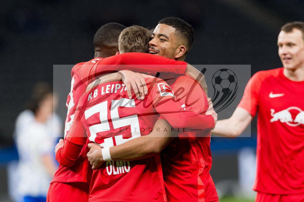 BSCRBL20220220_084 | Fussball, Herren: Dani Olmo (RB Leipzig) Torjubel, jubelt mit seiner Mannschaft nach dem Treffer zum 1:5 bei dem Spiel der 1. Bundesliga zwischen Hertha BSC und RB Leipzig im Olypiastadion am 20.02.2022 in Berlin, Deutschland.DFB / DFL REGULATIONS PROHIBIT ANY USE OF PHOTOGRAPHS AS IMAGE SEQUENCES AND/OR QUASI-VIDEO. - Realisiert mit Pictrs.com
