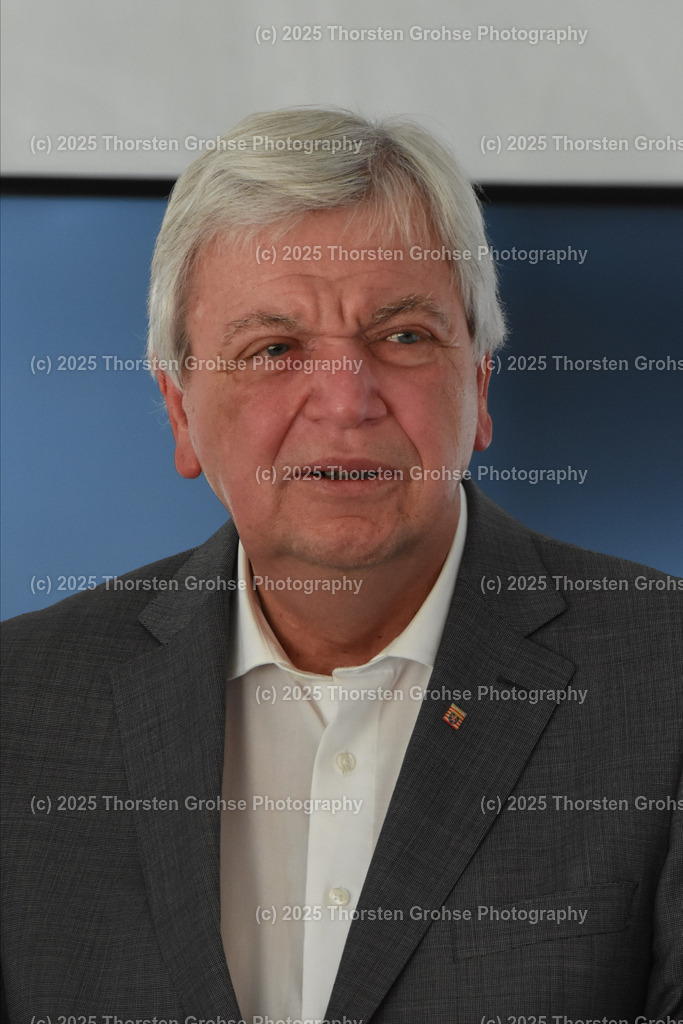 Season opening 16.08.2019 Football Women league | Talk round before the season opening 16.08.2019 Football Women league in Frankfurt Germany. 

Image: Volker Bouffier - Realisiert mit Pictrs.com