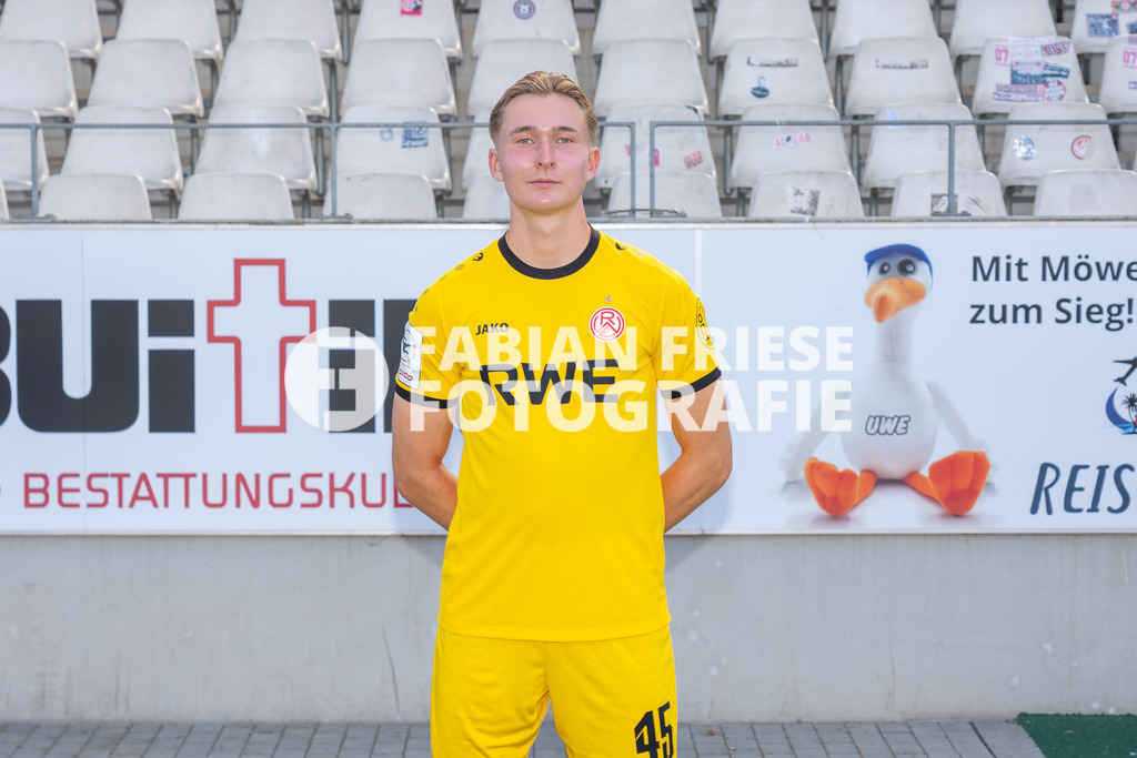 Rot-Weiss Essen; 3. Liga, Portraettermin 2026/2027, Foto: Eibner-Pressefoto/Fabian Friese | Romero Gerres (Rot-Weiss Essen, #45),Rot-Weiss Essen; 3. Liga, Portraettermin 2026/2027, Foto: Eibner-Pressefoto/Fabian Friese - Realisiert mit Pictrs.com