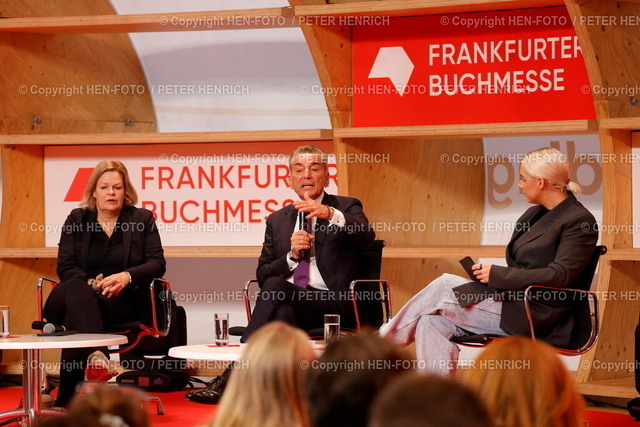 76. Frankfurter Buchmesse Impressionen | 18.10.2024 Heute ab 14 Uhr für alle geöffnet 76. Buchmesse Frankfurt Agora Frankfurter Pavilion mit Bundesinnenministerin Nancy FAESER (FDP) und Philosoph und Jurist Michel FRIEDMAN und Moderatorin Julia Reichelt diskutieren zum Thema Geht im Spannungsfeld von Freiheit und Sicherheit die Demokratie zugrunde ? (Foto: Peter Henrich) - Realisiert mit Pictrs.com