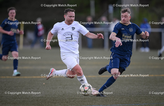 Fussball Bezirkspokal Halbfinale NSW  20252026  30.04.2026SV Baiersbronn - SV Güttlingen  | Fussball Bezirkspokal Halbfinale NSW  20252026  30.04.2026SV Baiersbronn - SV Guettlingen Juergen Schechinger (li, SV Guettlingen) gegen Timm Schuler (re, SV Baiersbronn) FOTO: Pressefoto ULMER / Markus Ulmer xxNOxMODELxRELEASExx