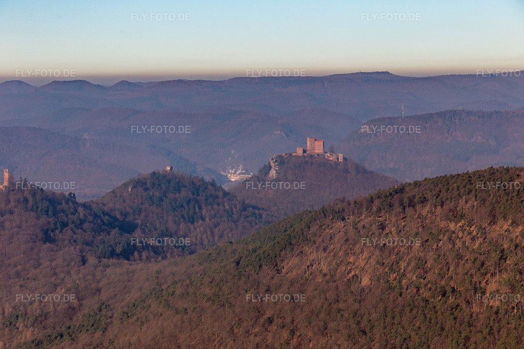 Luftbild: Trifels, Anebos und Scharfenberg in Annweiler am Trifels im Bundesland Rheinland-Pfalz in Deutschland. Foto: IMG_120031.jpg vom 07.02.2020 durch Werner Riehm/FLY-FOTO.de