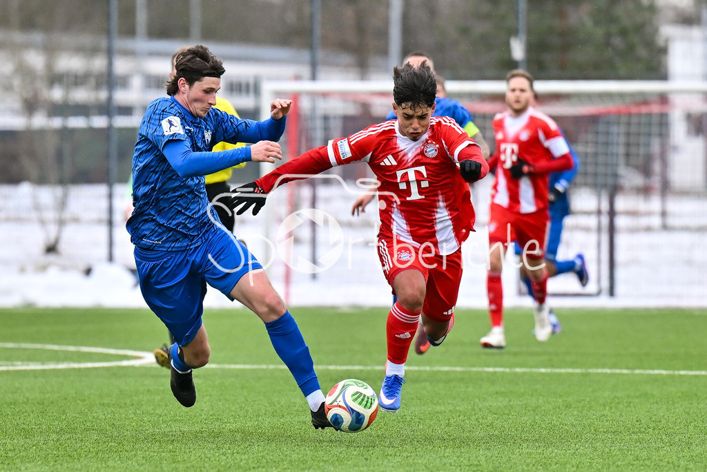 FC Bayern Amateure - SGV Freiberg Fussball | MUNICH, GERMANY - 29. JANUARY: im Duell Paul POLAUKE (SGV Freiberg 5) und Maycon Douglas CARDOZO (FC Bayern München II 10) während dem Testspiel zwischen den Amateuren des FC Bayern und dem SGV Freiberg Fussball am FC Bayern Campus