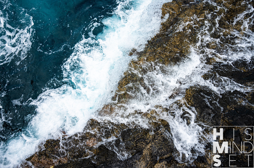 Wellenlinien | Sichere dir dein Lieblingsbild von HISMINDSET als Print für dein Zuhause oder das Büro! - Realisiert mit Pictrs.com