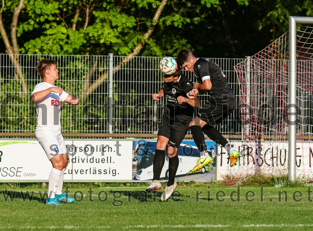 2023-07-18_102_FC_Herzogstadt_gegen_FC_Eitting | Erding, Deutschland, 18.07.2023:
Fußball, TOTO Pokal 2023 / 2024, 1. Spieltag, FC Herzogstadt gegen FC Eitting, Endergebnis: 2:4 n.E.

Lukas Treffler (FC Eitting, #11), Christoph Greckl (FC Herzogstadt, #5), Martin Golemic (FC Herzogstadt, #2)

Foto: Christian Riedel / fotografie-riedel.net