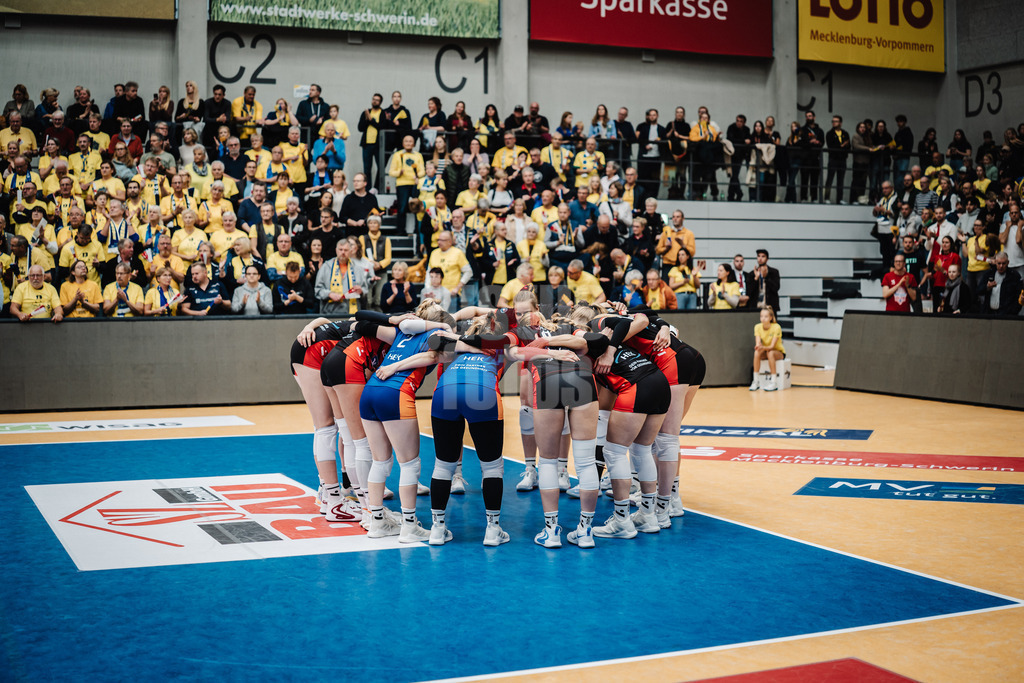Volleyball | Frauen | Saison 2025/2026 | Volleyball Bundesliga | SSC Palmberg Schwerin vs. ETV Hamburger Volksbank Volleys | 18.10.2025 | Die ETVerinnen im Kreis vor dem Spiel