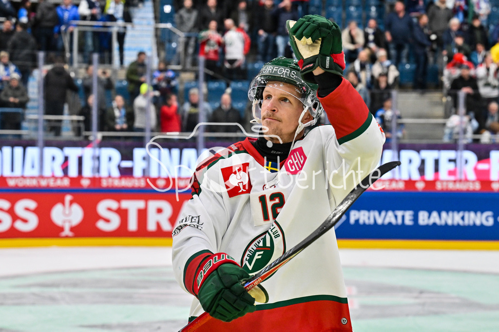 ERC Ingolstadt - Frölunda HC | INGOLSTADT, GERMANY - 02. DECEMBER: die Spieler der Schweden feiern den Auswärtssieg in Ingolstadt nach dem Match zwischen dem ERC Ingolstadt und Frölunda HC beim Hinspiel im Viertelfinale der Champions Hockey League in der Saturn Arena / Max FRIBERG (Frölunda Gothenburg 12)