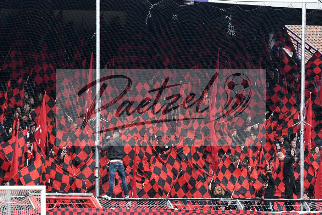 20200208_OSNFCN_0040 | Fußball, Herren: . Die Fans vom 1. FC Nuernberg waehrend des Spiels der 2. Bundesliga zwischen VfL Osnabrueck und 1. FC Nuernberg im Stadion an der Bremer Bruecke am 08.02.2020 in Osnabrueck, Deutschland.DFB / DFL REGULATIONS PROHIBIT ANY USE OF PHOTOGRAPHS AS IMAGE SEQUENCES AND/OR QUASI-VIDEO. - Realisiert mit Pictrs.com
