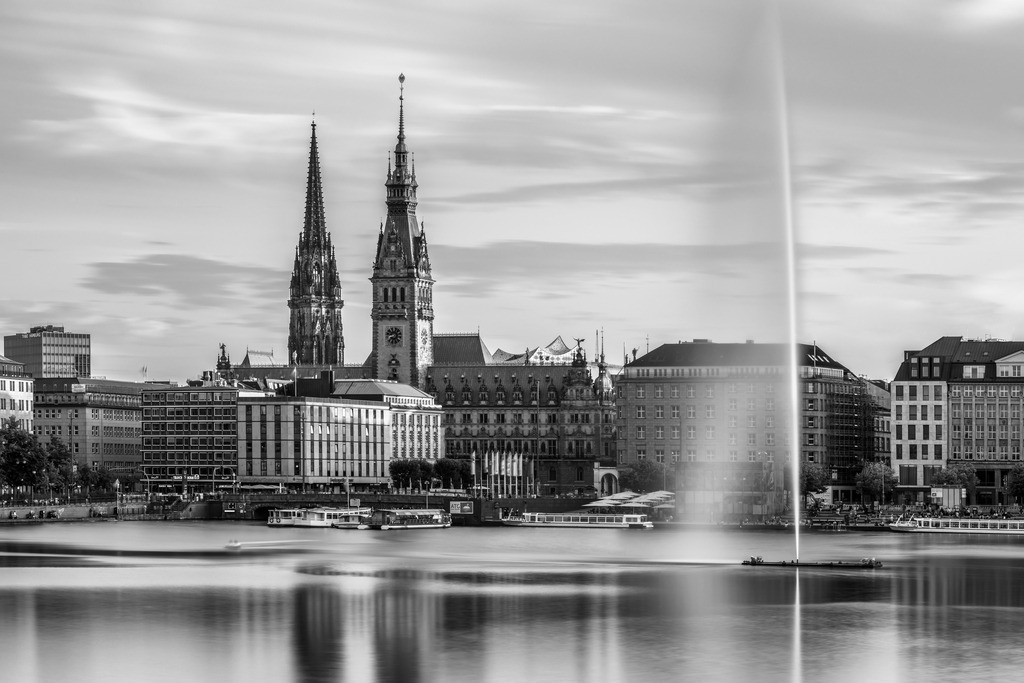 10240802 - Alsterfontäne und Rathaus | Blick über die Binnenalster auf die Fontäne, das Rathaus und die Nikolaikirche.