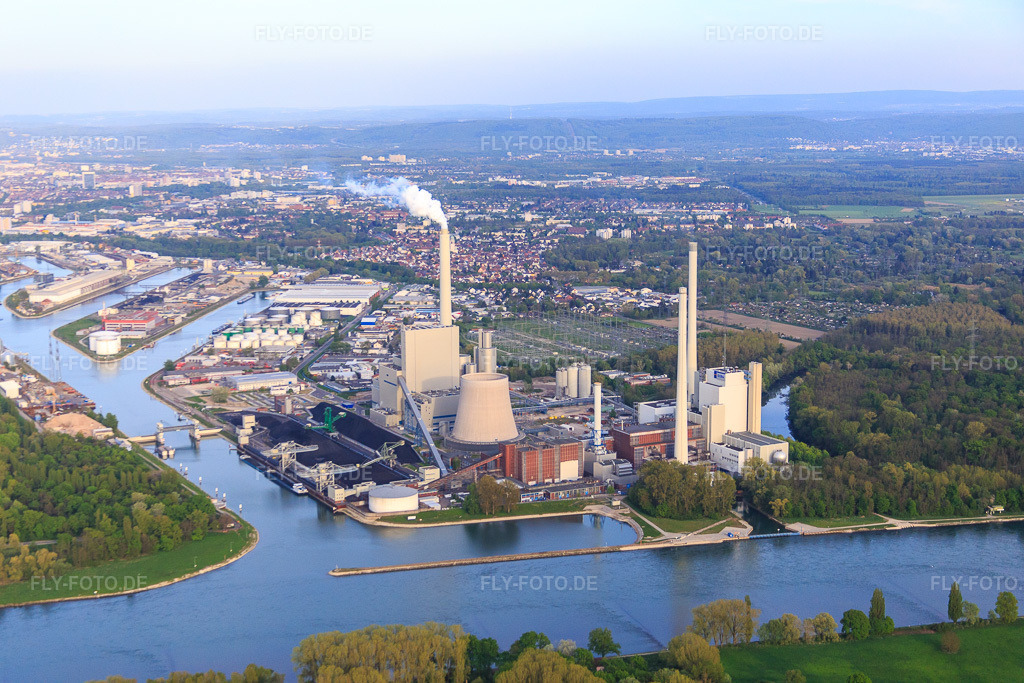 Luftbild: EnBW Energie Baden-Württemberg AG, Rheinhafen-Dampfkraftwerk Karlsruhe im Ortsteil Daxlanden in Karlsruhe im Bundesland Baden-Württemberg in Deutschland. Foto: IMG_077947.jpg vom 24.04.2015 durch Werner Riehm/FLY-FOTO.deWWW.ENBW.COM