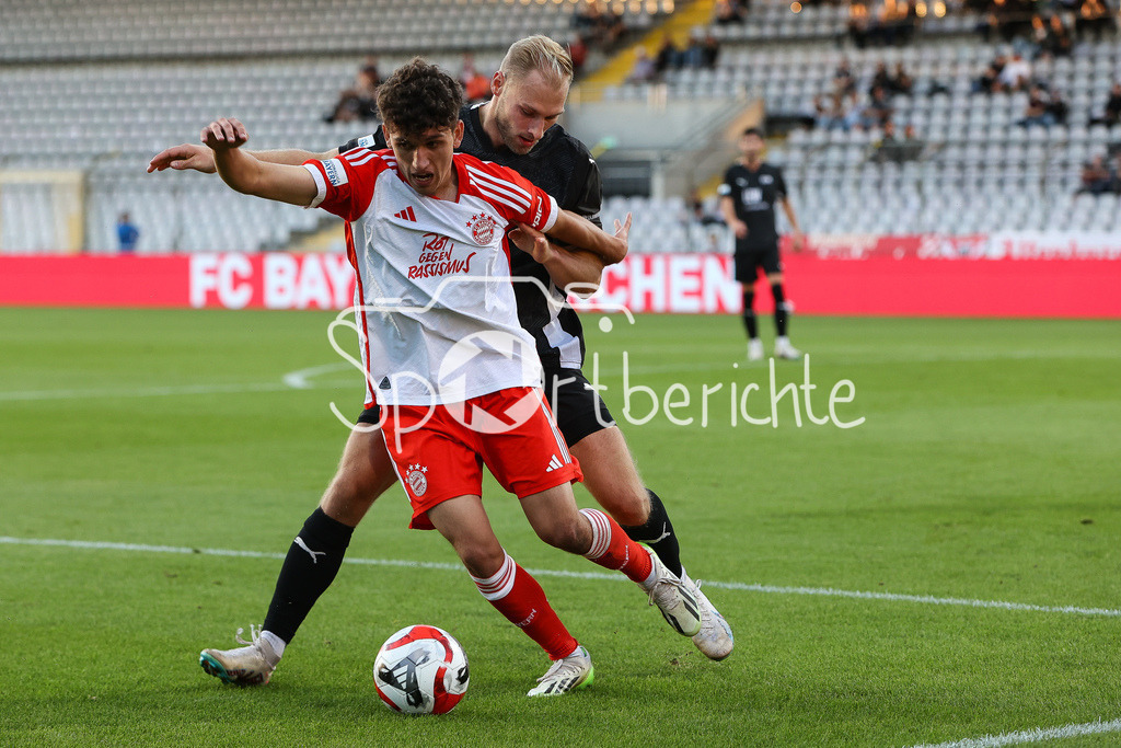 FC Bayern Amateure - FC Memmingen | Younes AITAMER (FCB #17) im Zweikampf mit Nicolai BRUGGER (FCM #4)
