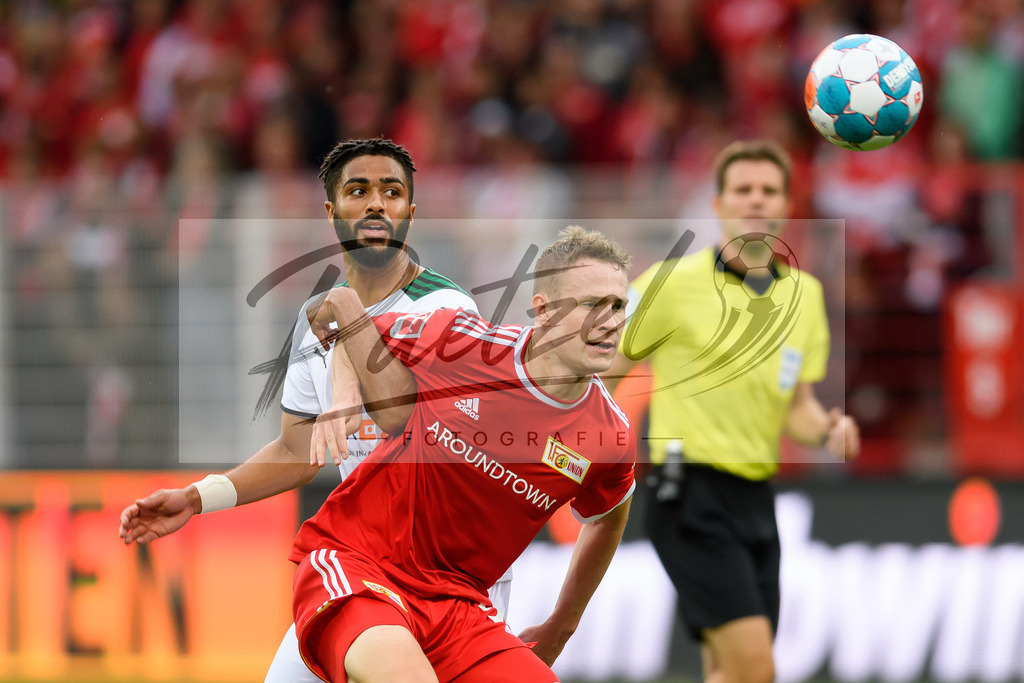 FCUBMG20210829_061 | Fussball, Herren: Keanan Bennetts (Borussia Moenchengladbach) und Julian Ryerson (1.FC Union Berlin) im Zweikampf beim Spiel der 1. Bundesliga zwischen 1. FC Union Berlin und Borussia Moenchengladbach im Stadion An der Alten Foersterei am 29.08.2021 in Berlin, Deutschland. - Realisiert mit Pictrs.com
