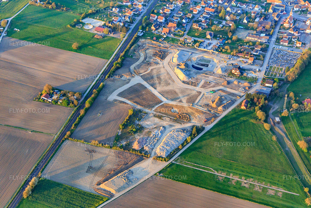 Aerial view: Development of the new residential area Rue Raymond Matzen in Sessenheim in the state Bas-Rhin, France.Photo: IMG_126529.jpg taken on 04/25/2021 by Werner Riehm/FLY-FOTO.comResolution of the original: 5472 x 3648 px