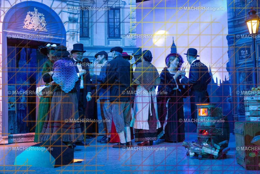 004_MFL-2025 | Portraitbilder von Regisseur; Darsteller; Techniker; Maske; Kostüme; Chor; Musiker; Bilderserie der Generalprobe und der Premierenvorstellung, Szenenbilder; Ausdrucksstudien; Bühnenüberblick; Bühnenkulissen; Pressefotos inkl. Redaktionsfoto Darstellergruppe.