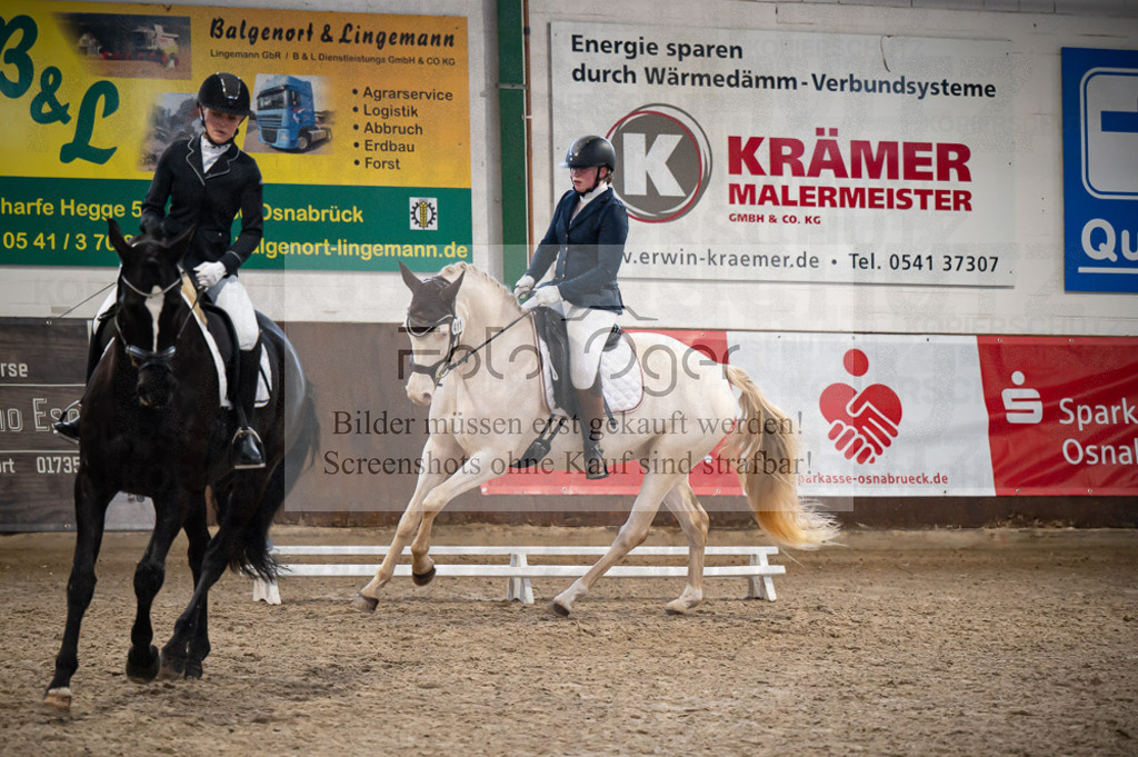 Hallenreittunier Voxtrup 2023 | Entdecke hochwertige Reitturnierfotos von Foto Oger. Professionell, emotional und authentisch – jetzt Lieblingsmomente im Shop bestellen. - Realisiert mit Pictrs.com