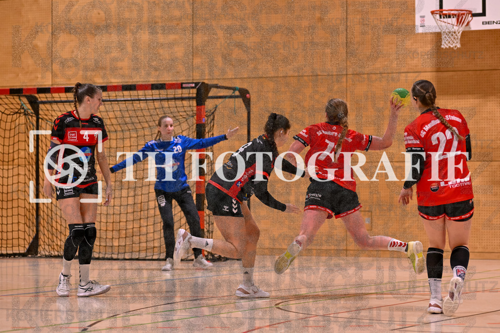 GER, SG Maulburg/Steinen - SG Muggensturm/Kuppenheim, Handball, Suedbadenliga, 17. Spieltag, Saison 2023/2024, 09.03.2024 | Sabrina Gruber (SG Maulburg/Steinen, #71) beim Wurf aufs Tor von Nicole Pauer (SG Muggensturm/Kuppenheim, #20)

GER, SG Maulburg/Steinen - SG Muggensturm/Kuppenheim, Handball, Suedbadenliga, 17. Spieltag, Saison 2023/2024, 09.03.2024

Foto: TH Fotografie/Thomas Hess