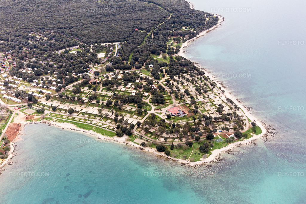 Aerial view: View of the town in Polari in the state Gespanschaft Istrien, Croatia. – Photo: IMG_105992.jpg taken on 04/13/2018 by Werner Riehm/FLY-FOTO.com – Resolution of the original: 5472 x 3648 px