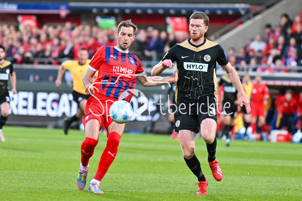 1. FC Heidenheim - SV Elversberg 07 | Im DUell Marvin PIERINGER (Heidenheim 18) und Florian Le JONCOUR (SV Elversberg 3) / Zweikampf / Relegation Bundesliga: 1. FC Heidenheim - SV Elversberg 07, Voith-Arena am 22.05.2025 / DFL REGULATIONS PROHIBIT ANY USE OF PHOTOGRAPHS AS IMAGE SEQUENCES AND/OR QUASI-VIDEO / BLD / ZDF