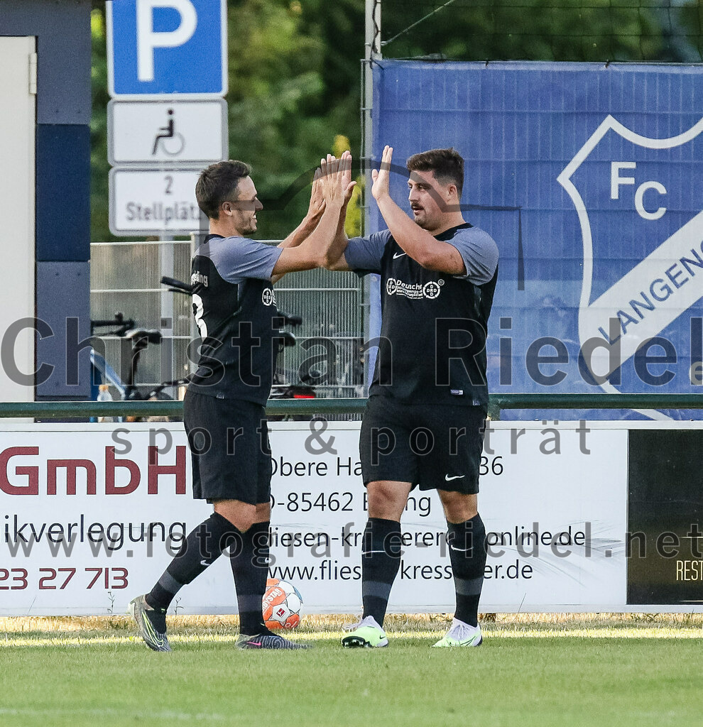 2023-07-14_051_FC_Langengeisling_gegen_FC_Velden-Eberspoint | Erding, Deutschland, 14.07.2023:
Fußball, Bezirksliga Oberbayern Ost 2023 / 2024, Testspiel, FC Langengeisling gegen FC Velden-Eberspoint, Endergebnis: 5:0

Maximilian Hintermaier (FC Langengeisling, #13), Florian Rupprecht (FC Langengeisling, #11)

Foto: Christian Riedel / fotografie-riedel.net