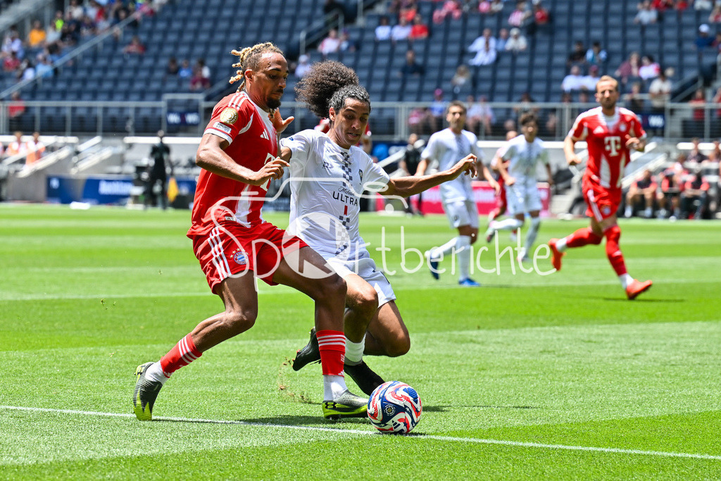 FC Bayern München - TQL Stadium | Im Duell Sascha BOEY (FC Bayern Muenchen 23) und Dylan MANICKUM (Auckland City FC 10) / Zweikampf / FIFA Club World Cup: FC Bayern Muenchen - Auchkland City FC, TQL Stadium am 15.06.2025 / BLD / ZDF / NOT FOR SALE IN USA