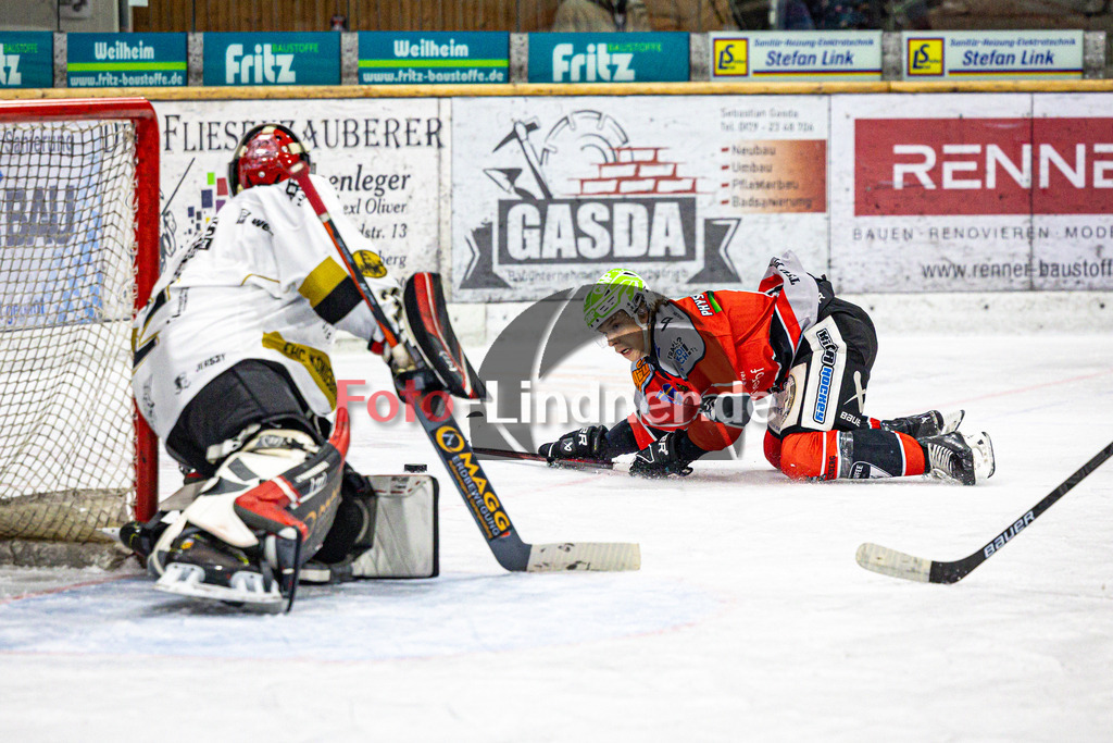 TSV Peißenberg MINERS gegen EHC Königsbrunn PINGUINE | Eishockey Bayernliga Herren Playoffs Viertelfinale 2024/25 - Spiel 4 von 7, TSV Peißenberg MINERS gegen EHC Königsbrunn PINGUINE, 20250216,Ryan MURPHY (MINERS 15) kommt zu Fall,2025-02-16 in Peißenberg (Eisstadion Peißenberg)Stefan VAJS (EHC Goalie 32), Ryan MURPHY (MINERS 15)Copyright: WolfgangxLindner foto-lindner.de