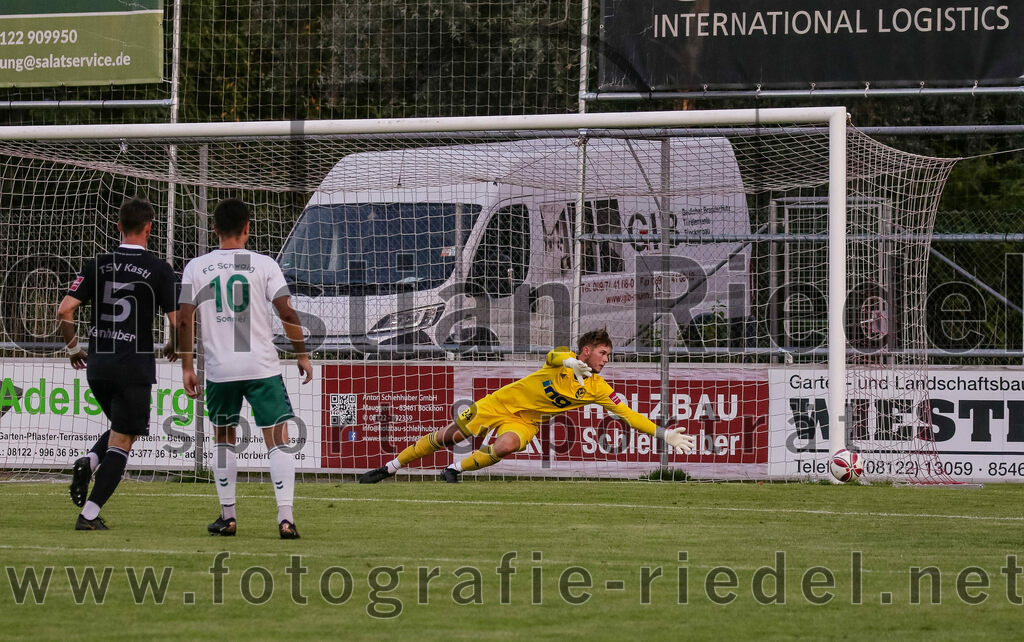 2023-08-18_071_FC_Schwaig_gegen_TSV_Kastl | Oberding, Deutschland, 18.08.2023:
Fußball, Landesliga Südost 2023 / 2024, 7. Spieltag, FC Schwaig gegen TSV Kastl, Endergebnis: 2:2

Raphael Kamhuber (TSV Kastl, #5), Vincent Sommer (FC Schwaig, #10), Torwart Patrick Alramseder (TSV Kastl, #24)

Foto: Christian Riedel / fotografie-riedel.net