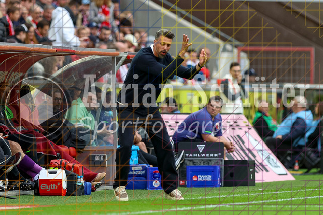 1. FC Köln vs FC Augsburg - 1. Bundesliga  | Köln, Deutschland, 18.10.25:   Trainer Sandro Wagner gestikuliert, Gestik waehrend des Spiels der 1. Bundesliga zwischen  1. FC Köln vs FC Augsburg im RheinEnergieStadion(Foto von Brauer-Fotoagentur / Adrian Schlueter)